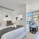 Secure Sea Point Stay With Mountain Views