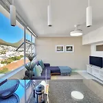 Secure Sea Point Stay With Mountain Views