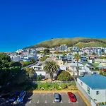 Secure Sea Point Stay With Mountain Views