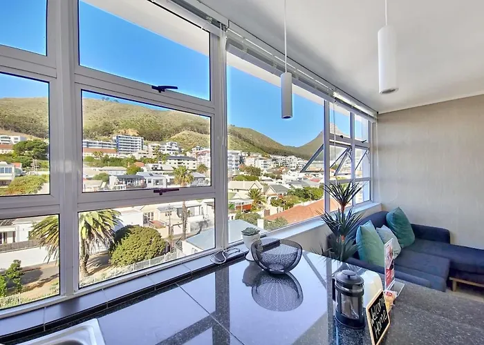 Secure Sea Point Stay With Mountain Views